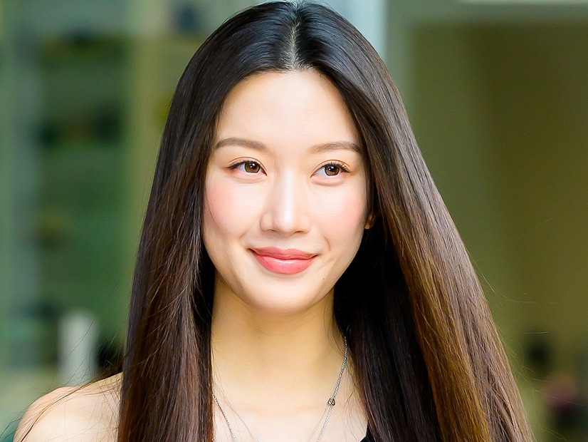 “ほぼ全部見えてる”衣装が話題になった女優ムン・ガヨン、ボディライン際立つドレス姿で視線独占