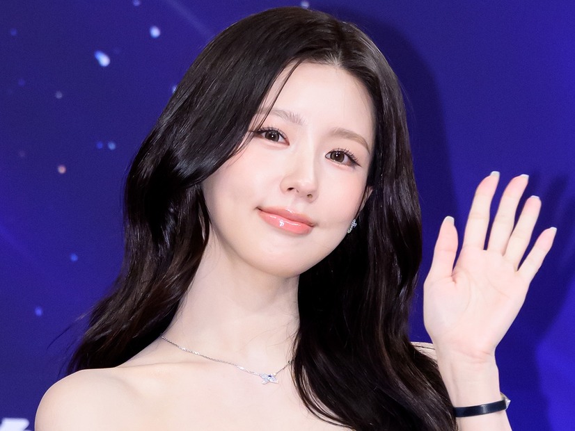 「見せていいの？」“ほぼ紐ドレス”で話題を集めたミヨン、インナーちらり…大胆コーデに視線集中