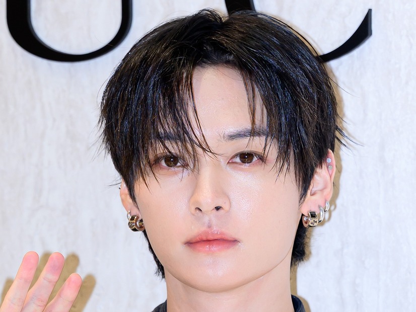 トップスのジッパーを下げ…Stray Kids・リノ、色気溢れる姿で「GUCCI」イベントに登場