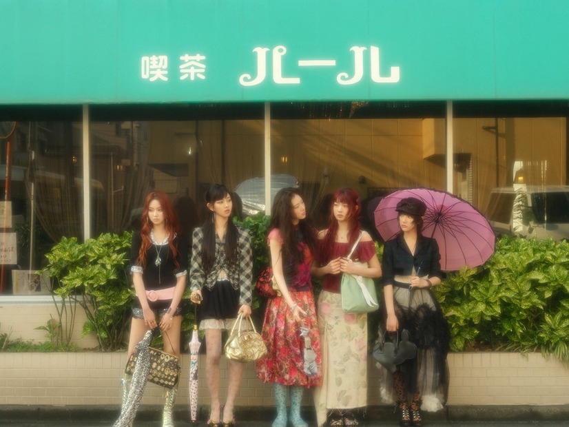 見慣れた“日本の街並み”を背景に…KiiiKiii、懐かしさ漂う新ビジュアルで唯一無二の世界観を表現