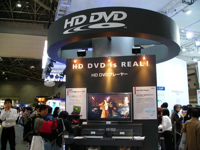 HD DVDプレーヤーのデモや試作機を展示するミニブース。新作映画「キングコング」のワンシーンも