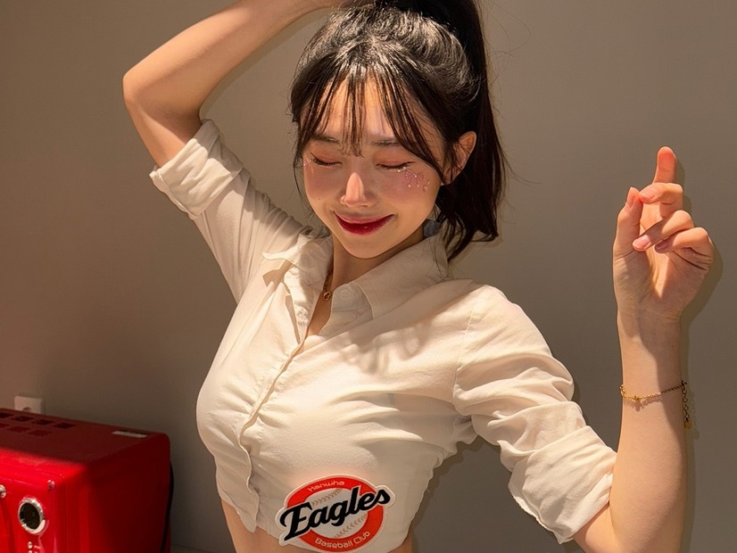 「服小さくない？」「こぼれてしまいそう」韓国チアの夏感じる最新ショットに注目
