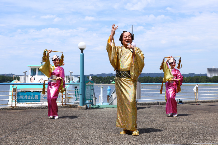 松平健がクルーズ船で登場！「八景島シーパラダイス」のイルカショーにサプライズ出演し大歓声！
