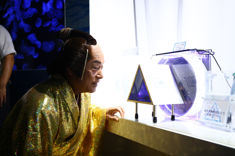 松平健がクルーズ船で登場！「八景島シーパラダイス」のイルカショーにサプライズ出演し大歓声！