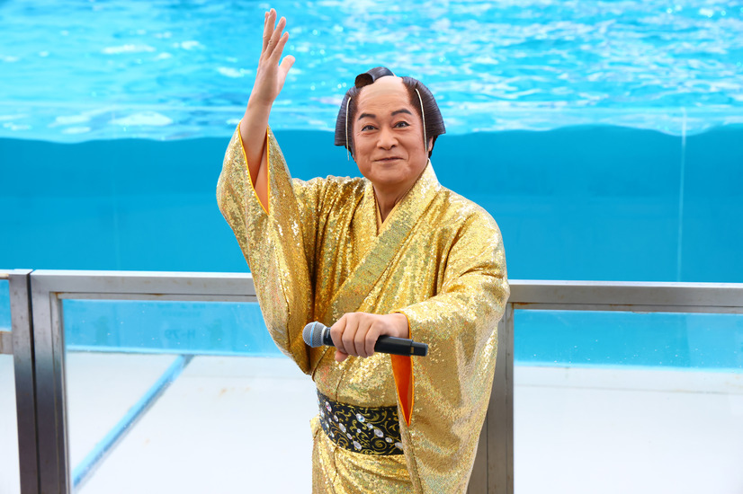 松平健がクルーズ船で登場！「八景島シーパラダイス」のイルカショーにサプライズ出演し大歓声！