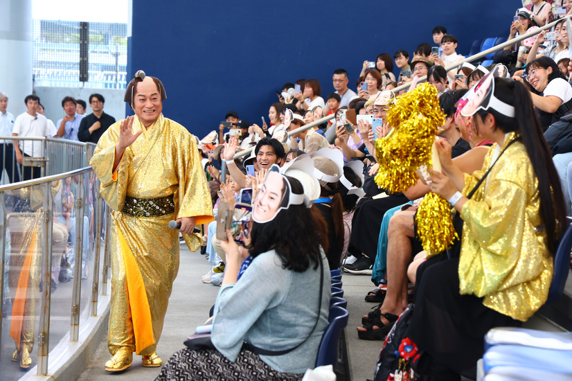 松平健がクルーズ船で登場！「八景島シーパラダイス」のイルカショーにサプライズ出演し大歓声！