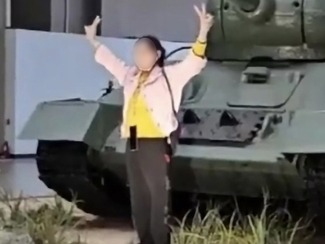 放尿などに続いて、またしても中国人の迷惑行為か…韓国・戦争記念館で戦車に上る観光客が物議