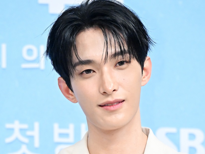 SEVENTEEN・ドギョム、“恋リア番組”の制作発表会に出席！ホワイトコーデで爽やかさ全開