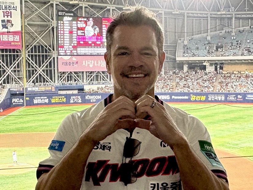 「合成かと思った」俳優マット・デイモン、ハートポーズで韓国プロ野球生観戦!?意外な理由とは