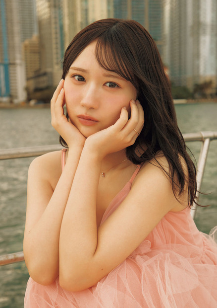 (C)日向坂46 藤嶌果歩 1st写真集『果実の歩幅』/集英社 撮影:菊地 泰久