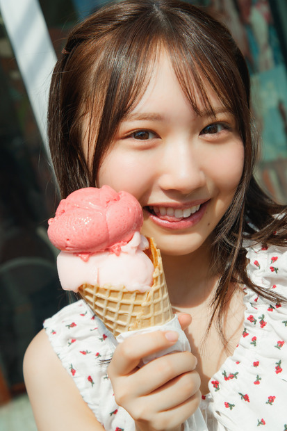 (C)日向坂46 藤嶌果歩 1st写真集『果実の歩幅』/集英社 撮影:菊地 泰久