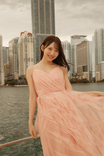 (C)日向坂46 藤嶌果歩 1st写真集『果実の歩幅』/集英社 撮影:菊地 泰久