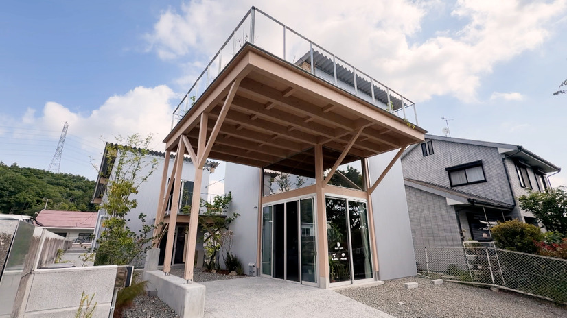 高低差５．５メートルの斜面に建てた２棟ハウス　（C）MBS