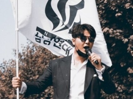 アンチフェミニズムの韓国ユーチューバー、突然この世を去る…生前は配偶者の不貞で精神疾患に