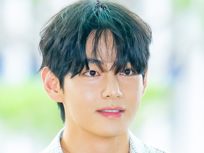 BTS・V、ドアップ自撮りからリラックス姿まで…近況大放出！メンバーとの“日常ショット”にファン歓喜