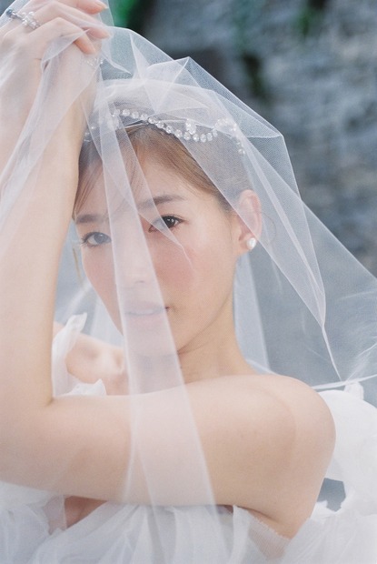石井杏奈が『ゼクシィ』表紙に登場！軽井沢の自然に包まれた花嫁姿を披露
