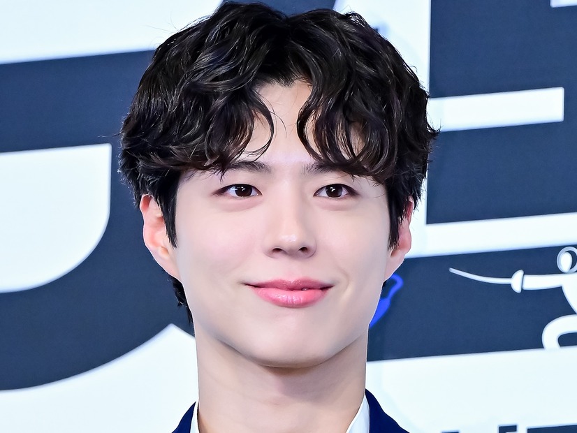 “大人の色気”にドキッ…俳優パク・ボゴム、乱れ髪×スーツの眼福ビジュアルに視線釘付け