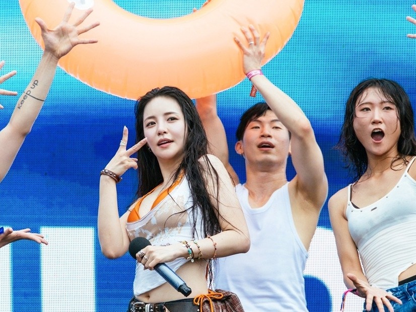 過激パフォだけじゃない！ 韓国の“びしょ濡れフェス”が突きつけた、残酷な現実「あなたの武器は何？」