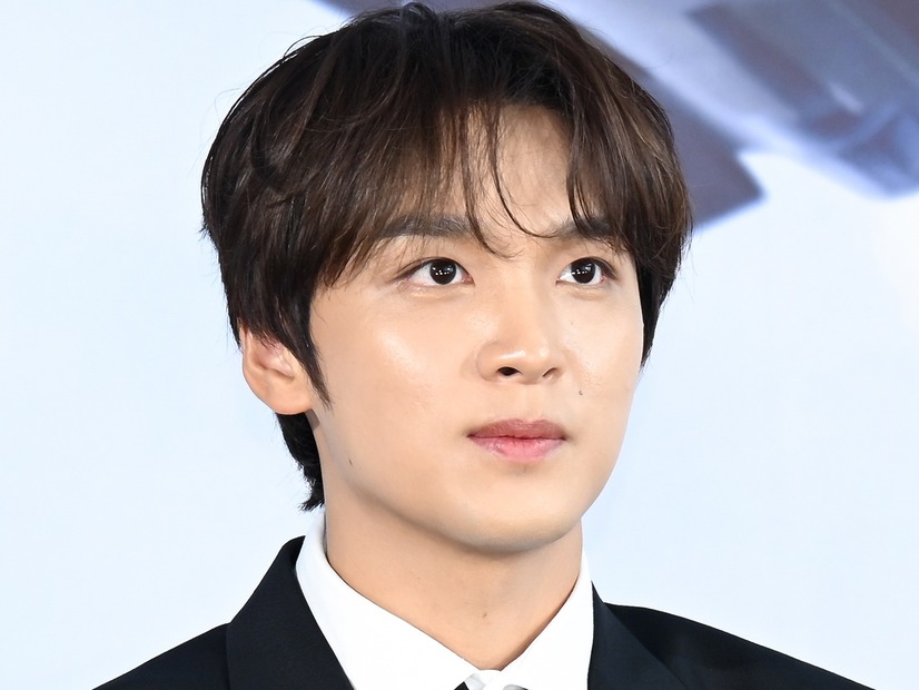 NCT・ヘチャン、唯一無二の歌声で魅了…新AL収録曲からEXOカバーまで“極上ライブ”披露