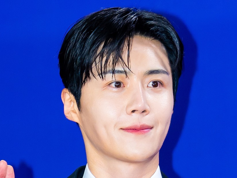 顔をいじりすぎ？俳優キム・ソンホ、近況写真にファンから不満の声「加工は適度に…」