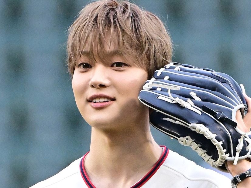 &TEAM・EJ、爽やか“ユニフォーム姿”で球場を魅了！ひときわ輝く存在感に反響続々「眩しい…」