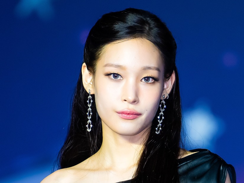 ずり落ちそう…財閥令嬢K-POPアイドル、“紐なし”ワンピで大胆肌見せ！艶やかな色気で魅了