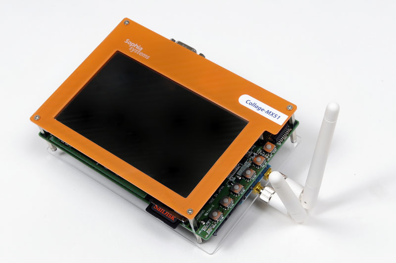 Collage-WiMAX本体。タッチパネル液晶の他、汎用モバイルデバイスとしてのインターフェイスも装備