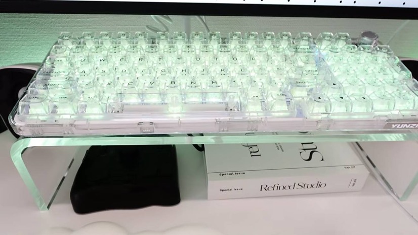透明素材のモニタースタンドで、視覚的なノイズを最小限に（C）mu mu