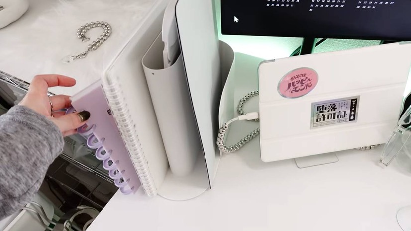IKEAのブックスタンドに仕事道具をまとめ、隣のiPadはサブ的に活用（C）mu mu