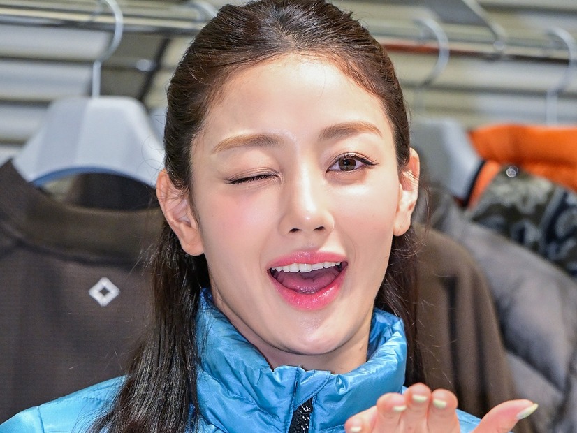 TWICE・ジヒョ、ギャルピースに投げキッスまで愛嬌満点！鮮やかブルーコーデでイベントに出席