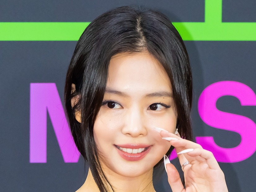男性の肩に頬を寄せ…“恋多きアイドル”BLACKPINK・ジェニーの近況写真に視線集中