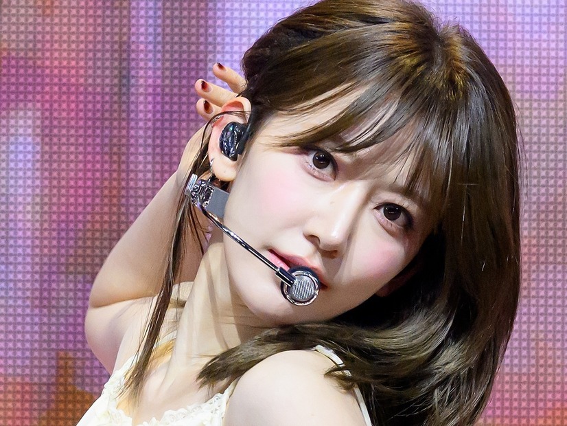LE SSERAFIM・宮脇咲良、“ピチピチ”ショートパンツからほっそり太ももあらわ「やばい」「美脚すぎる」