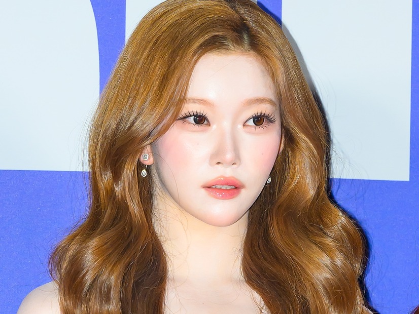 「爆美女」“肌見せドレス”でグラマラス体型際立つ…日本人K-POPアイドルに視線集中
