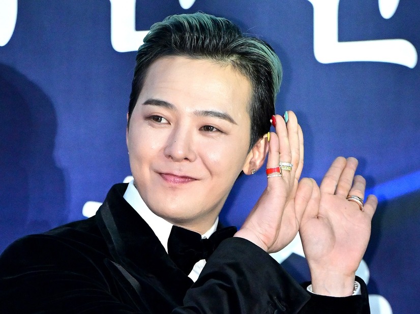 鮮やかな“青髪”でオーラ全開！G-DRAGON、パリで目撃　韓国料理店の店主と笑顔で記念SHOT