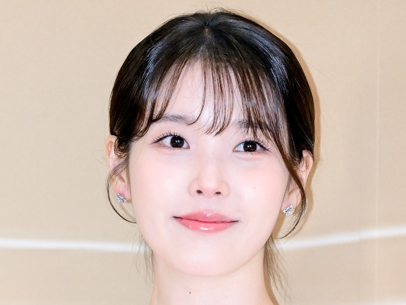イケメン俳優との破局から2カ月…IU、外国人男性との“甘い2ショット”公開！ベッドで見つめ合う姿も