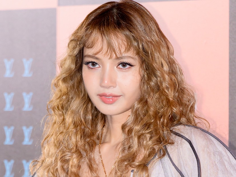 BLACKPINK・リサ、“人種差別”表現めぐる騒動を1年越しに謝罪　沈黙の背景にはYGの反対？