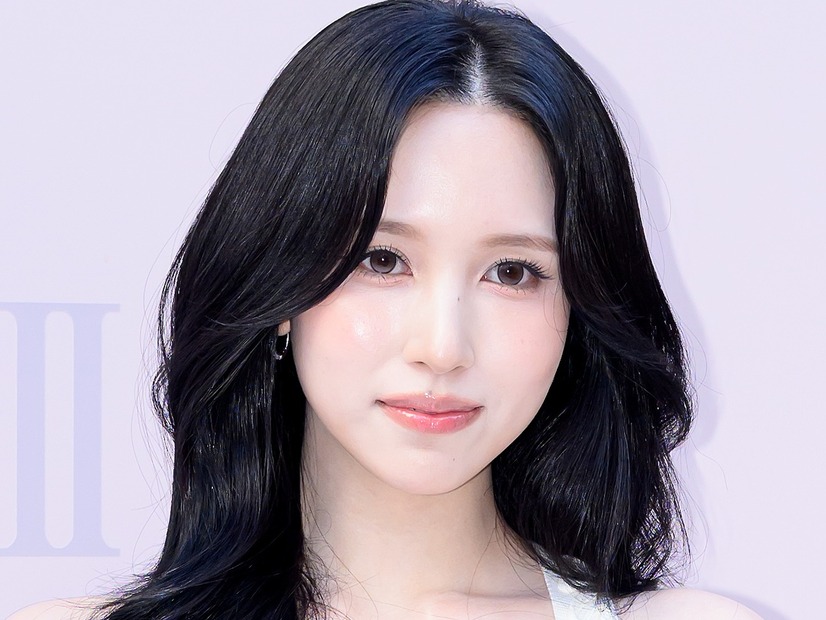 TWICE・ミナ、阪急うめだに降臨！キュートな“認証ショット” に反響「ミナが2人?!」「聖地巡礼しなきゃ」
