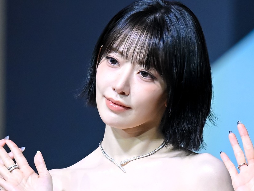 すき間がたまらん…LE SSERAFIM・宮脇咲良、大きく開いたワンピース姿にうっとり