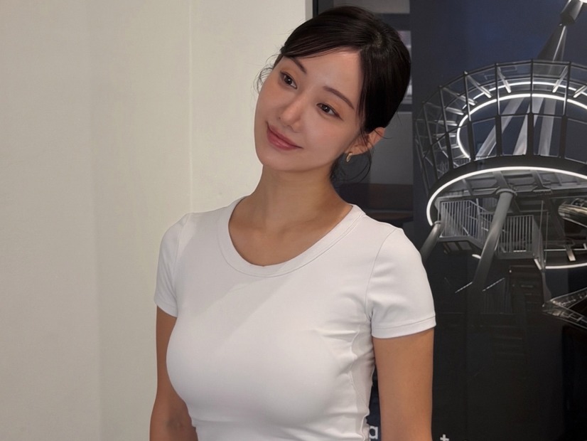 布面積少なすぎ！シンママ韓国女優、“ほぼ紐”スイムウェアで魅了… 2児の母とは思えぬボディラインに釘付け