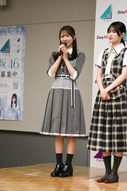 （左から）日向坂46・上村ひなの、櫻坂46・的野美青【撮影：平木昌宏】
