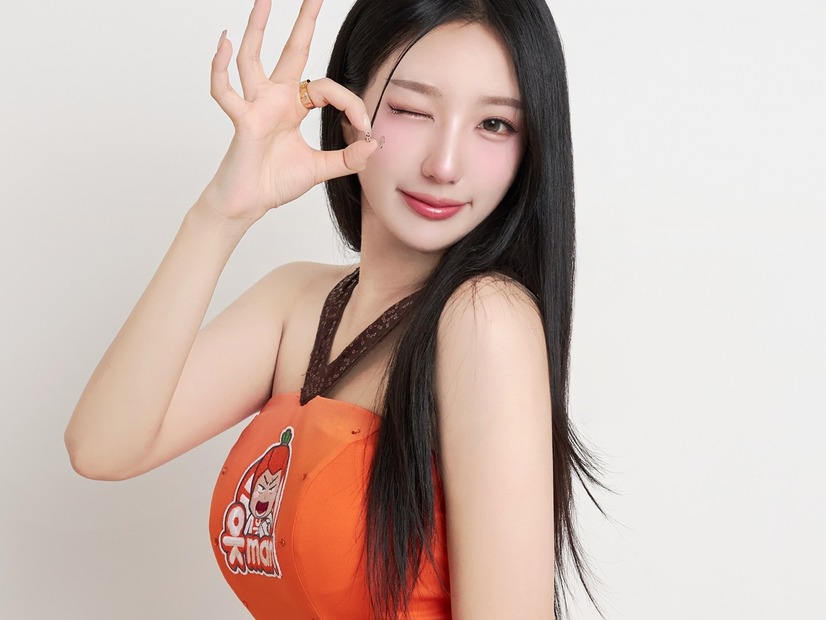 肩出しオフショルが可愛すぎる！韓国美女チアが福岡で“爆食い”「20枚じゃ足りない」誕生日旅行