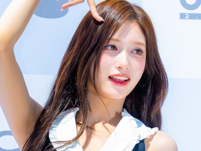 本当に10代…？IVE・イソ、ずり落ちそうな“紐無し”ドレスで豊かなボリューム感「ギリギリ」「やば」