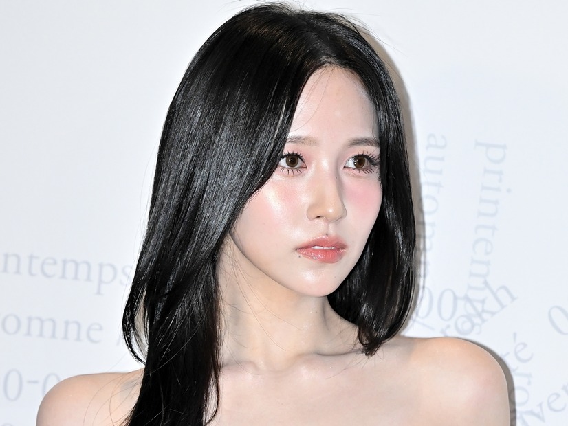 え、黒革の首輪？TWICE・ミナ、思い切った衣装が衝撃的…“ヴィーナスライン”にもハラハラ
