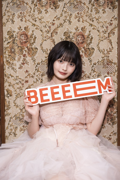 『BEEEEM』(ビーーーム) vol.3 撮影:江嶋綾恵梨 撮影協力:河邉有実莉 スタイリスト:馳尾潤子(Jstyles) ヘアメイク:yukky(oddcolor)、安藤沙樹