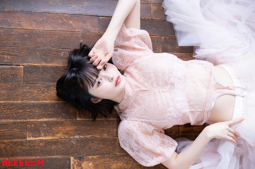 『BEEEEM』(ビーーーム) vol.3 撮影:江嶋綾恵梨 撮影協力:河邉有実莉 スタイリスト:馳尾潤子(Jstyles) ヘアメイク:yukky(oddcolor)、安藤沙樹