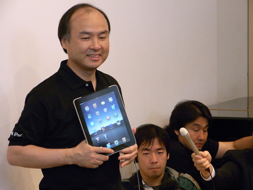 共同会見に答える孫氏