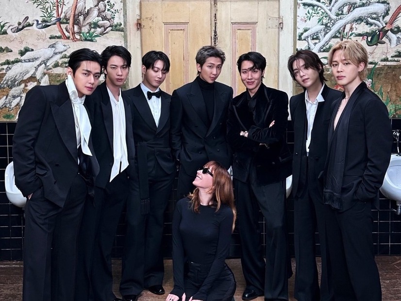 「女性蔑視では？」BTSの集合写真に批判…削除されるもVが再投稿　実は女性監督の“定番ポーズ”だった
