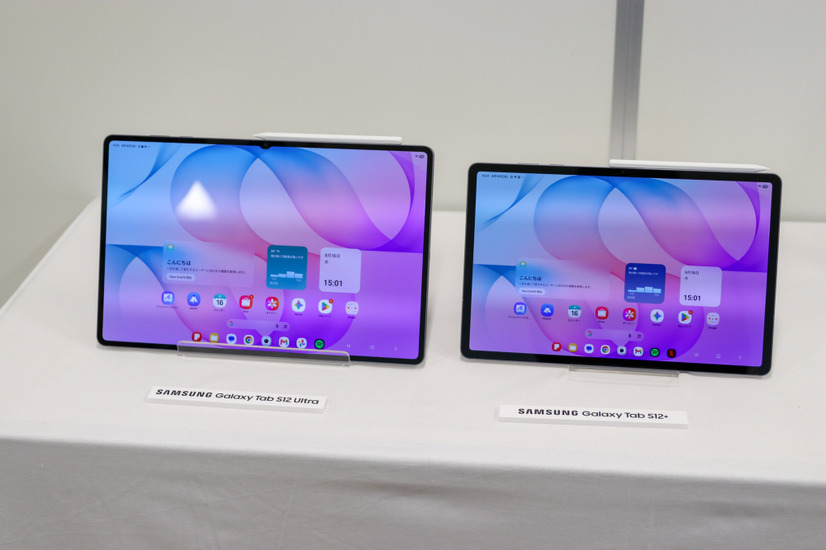 14.6インチのGalaxy Tab S12 Ultra（左）と12.6インチのGalaxy Tab S12+（右）。いずれもSペンが付属する【撮影／平木昌宏】