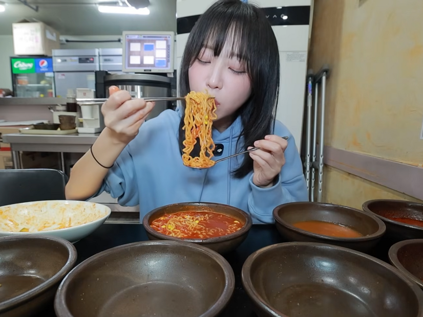 摂食障害の規制強化で“収益化停止”も…韓国大食いユーチューバー、食事量が一気にダウン？新動画が話題