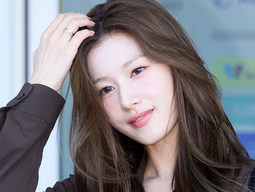 ミニ丈でギリギリ？TWICE・サナ、大胆な“お座りポーズ”に視線集中「うわぁ！」「これは反則」